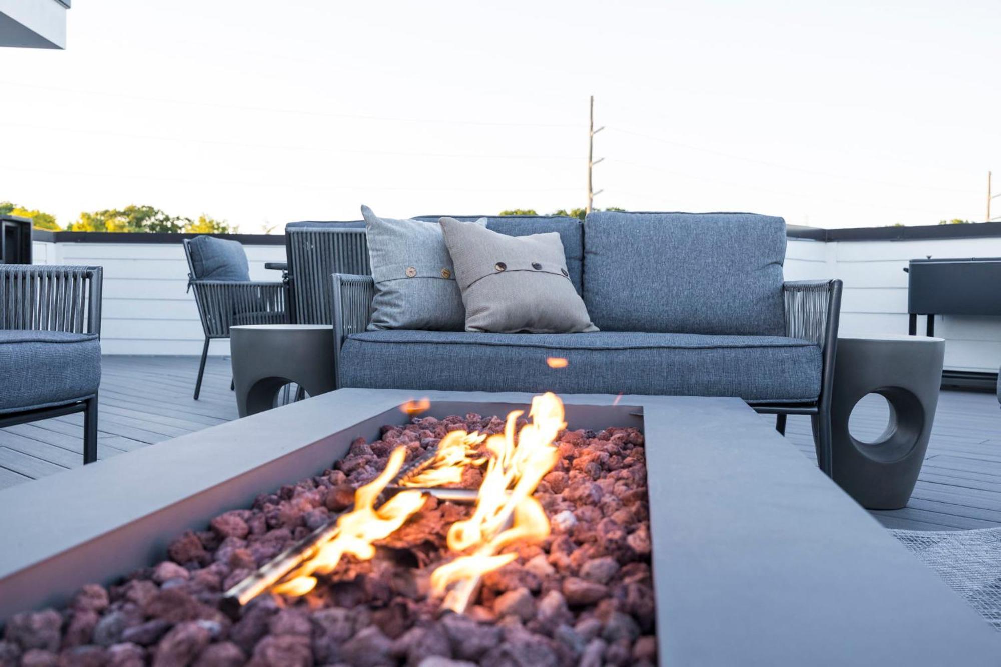 Rooftop Skyline Views Dt Nash Sleeps 12 Holiday home *