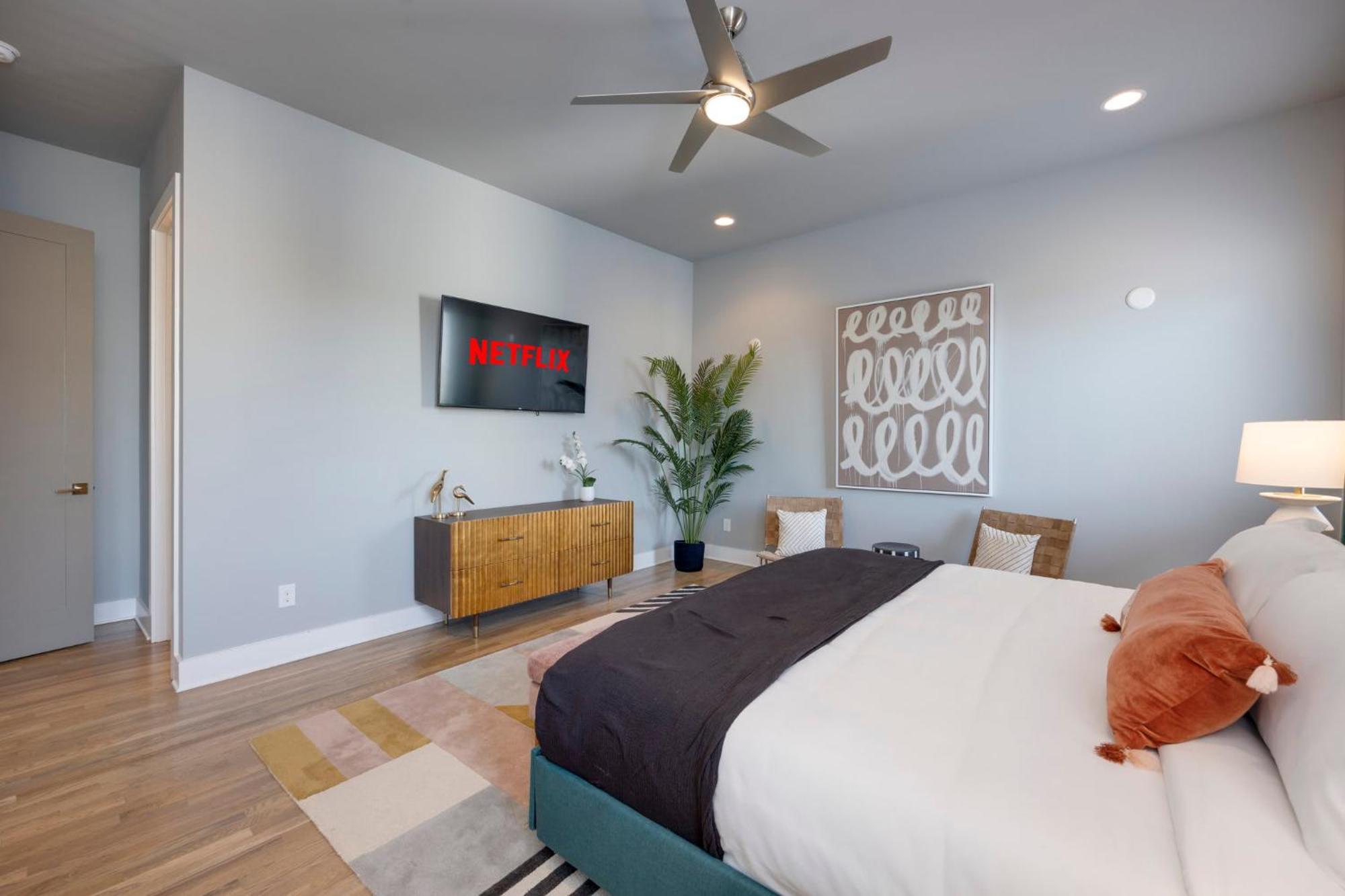 Holiday home Rooftop Skyline Views Dt Nash Sleeps 12
