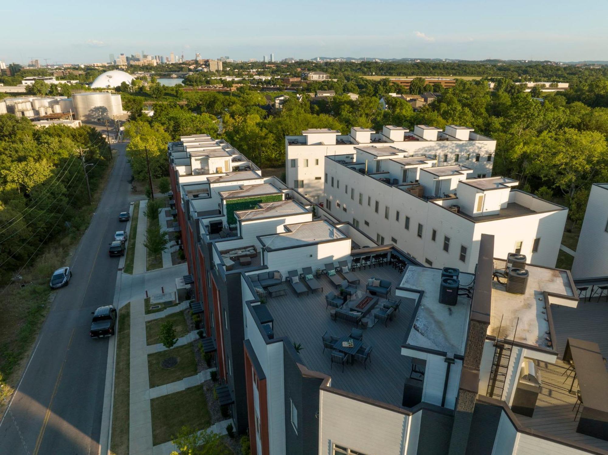 Rooftop Skyline Views Dt Nash Sleeps 12 Holiday home *