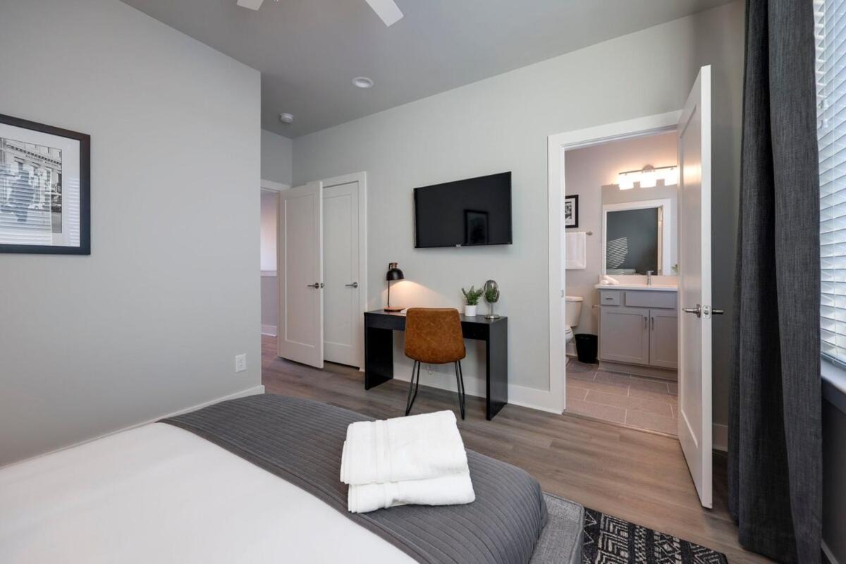 Holiday home New Lux Townhome 6 Mins To Dt Rooftop Sleeps 12