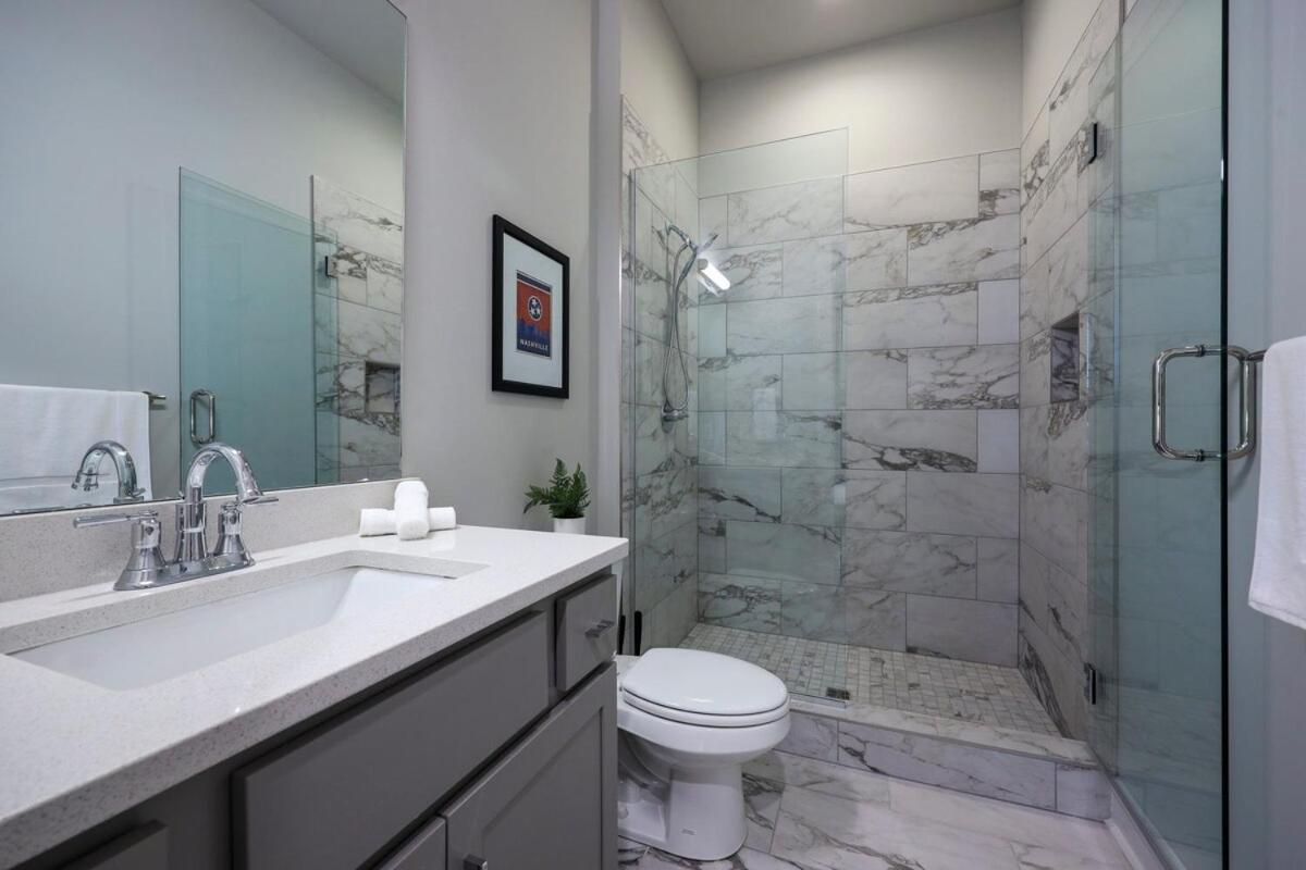 Holiday home New Lux Townhome 6 Mins To Dt Rooftop Sleeps 12 *