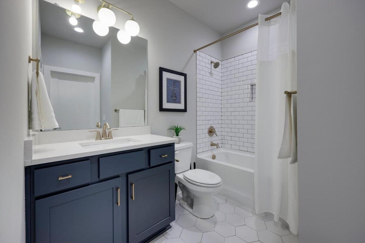 New Lux Townhome 6 Mins To Dt Rooftop Sleeps 12 Holiday home *