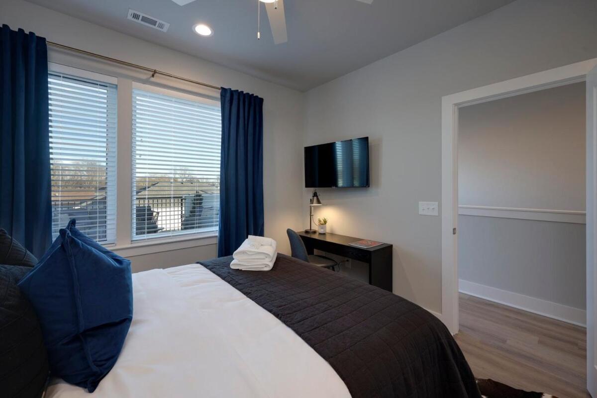 Holiday home New Lux Townhome 6 Mins To Dt Rooftop Sleeps 12 *