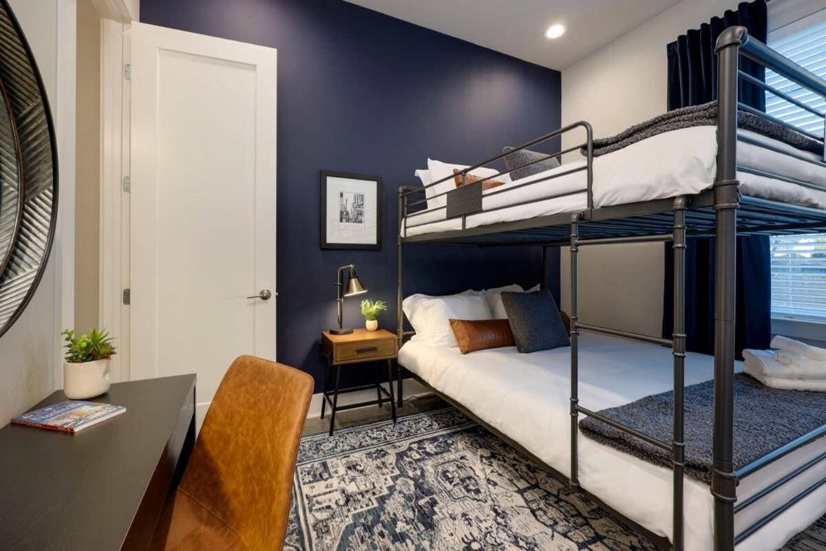 New Lux Townhome 6 Mins To Dt Rooftop Sleeps 12 *