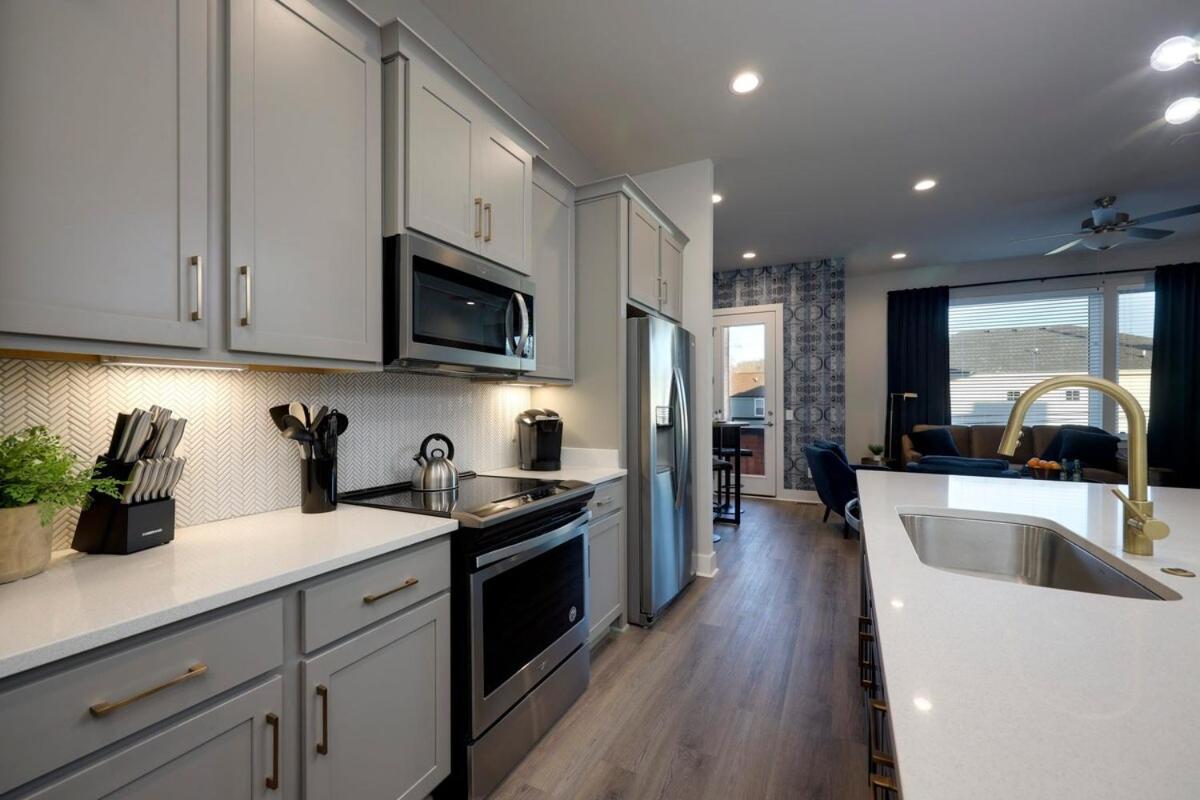 New Lux Townhome 6 Mins To Dt Rooftop Sleeps 12 Holiday home Nashville