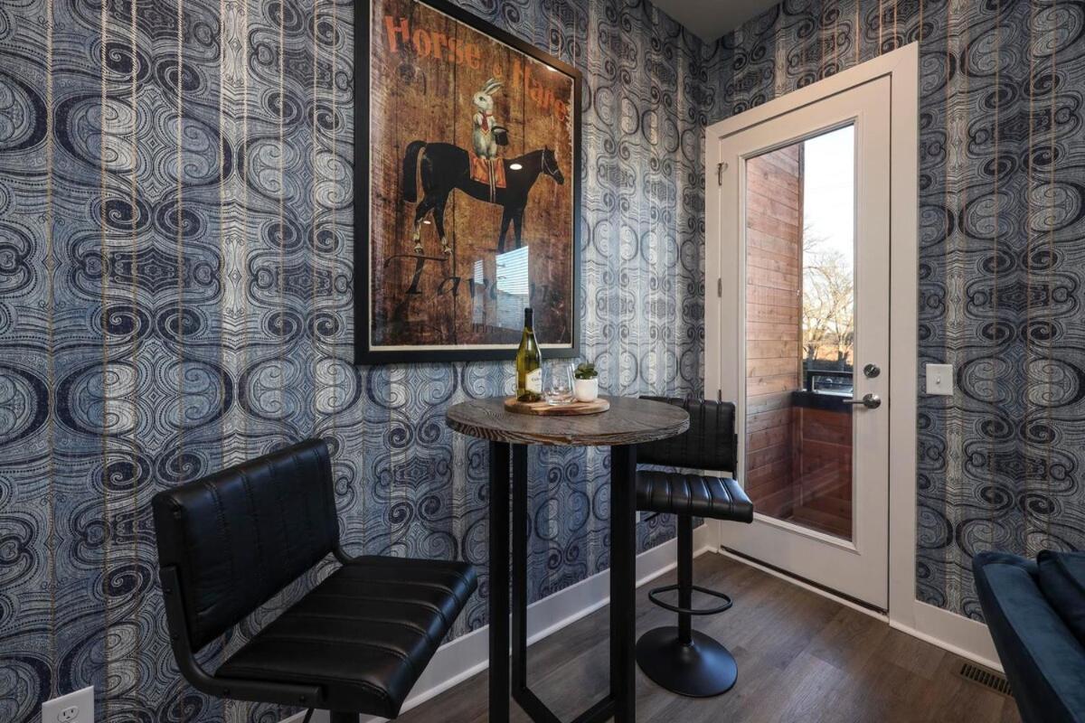 New Lux Townhome 6 Mins To Dt Rooftop Sleeps 12 *