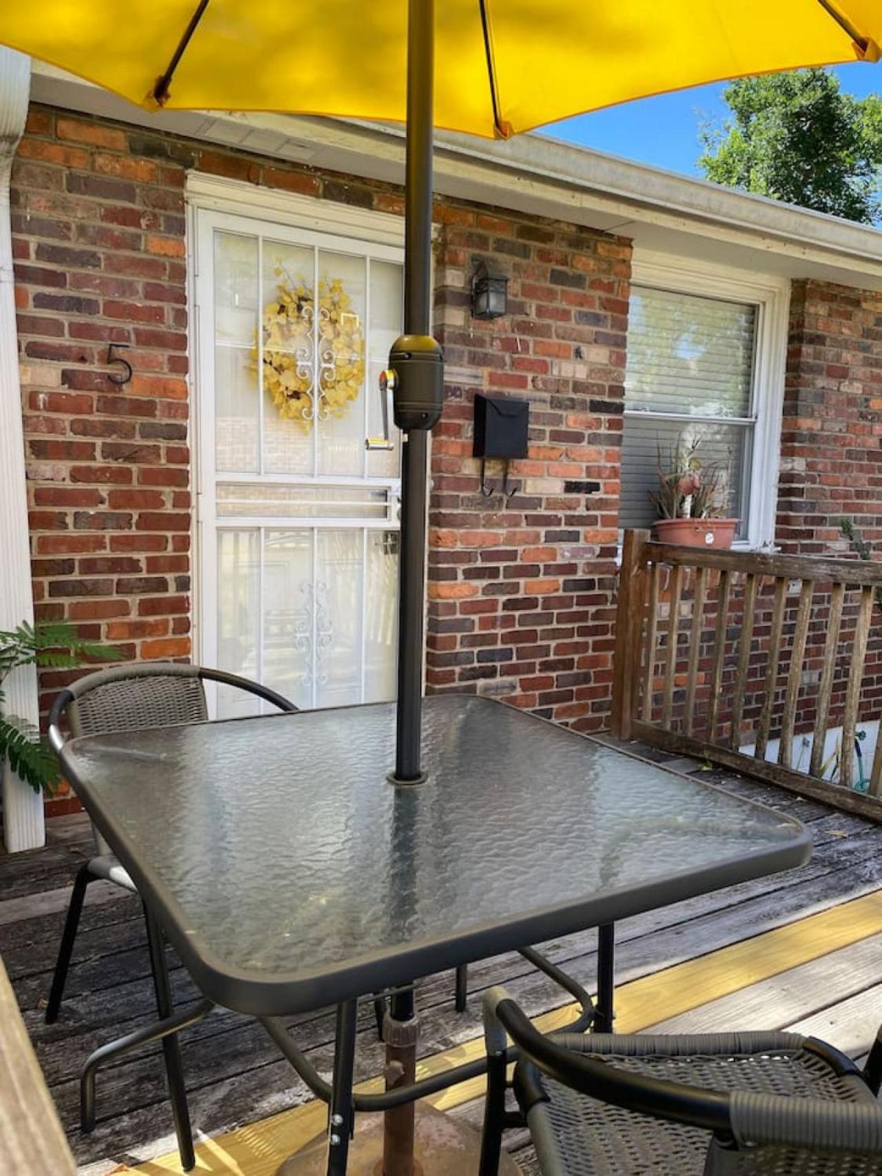 Family Friends And Free Parking Close To Downtown Holiday home