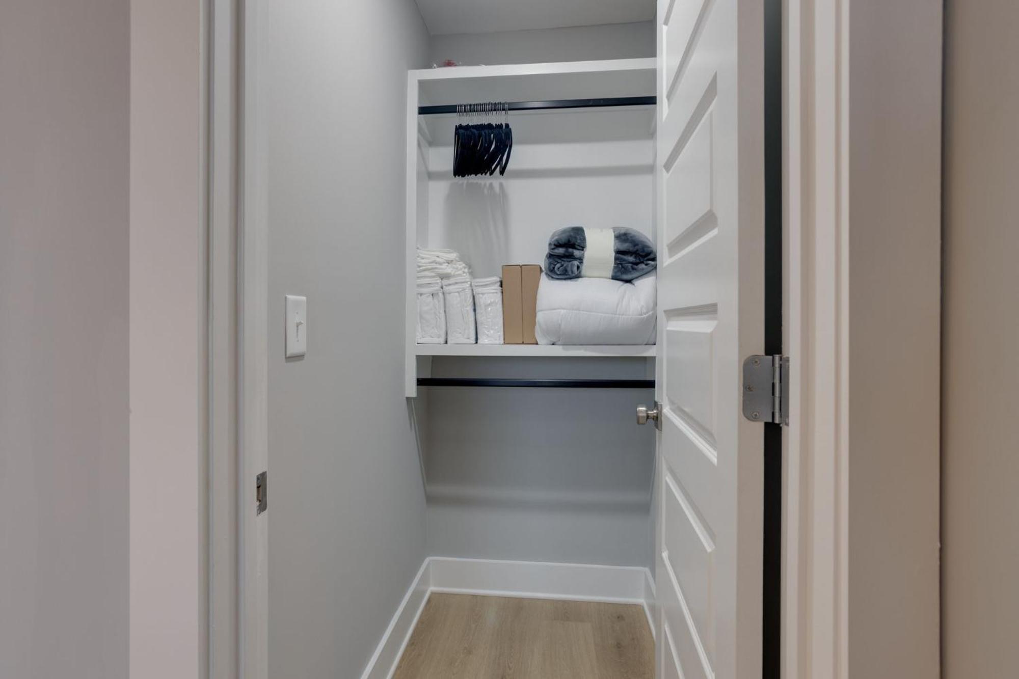 Modern Townhome, 10min To Downtown! 8min To Grand Ole Opry! Sleeps 8! Holiday home Nashville