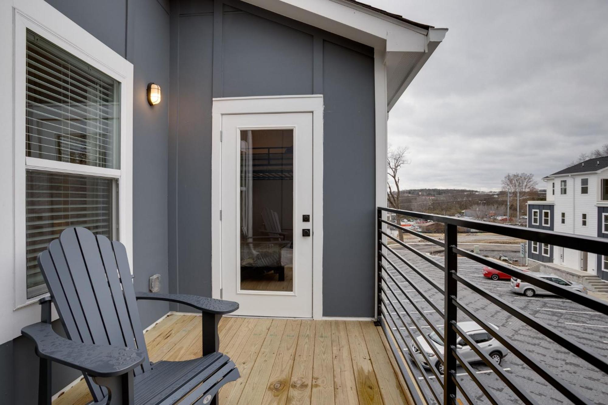 Modern Townhome, 10min To Downtown! 8min To Grand Ole Opry! Sleeps 8! Holiday home