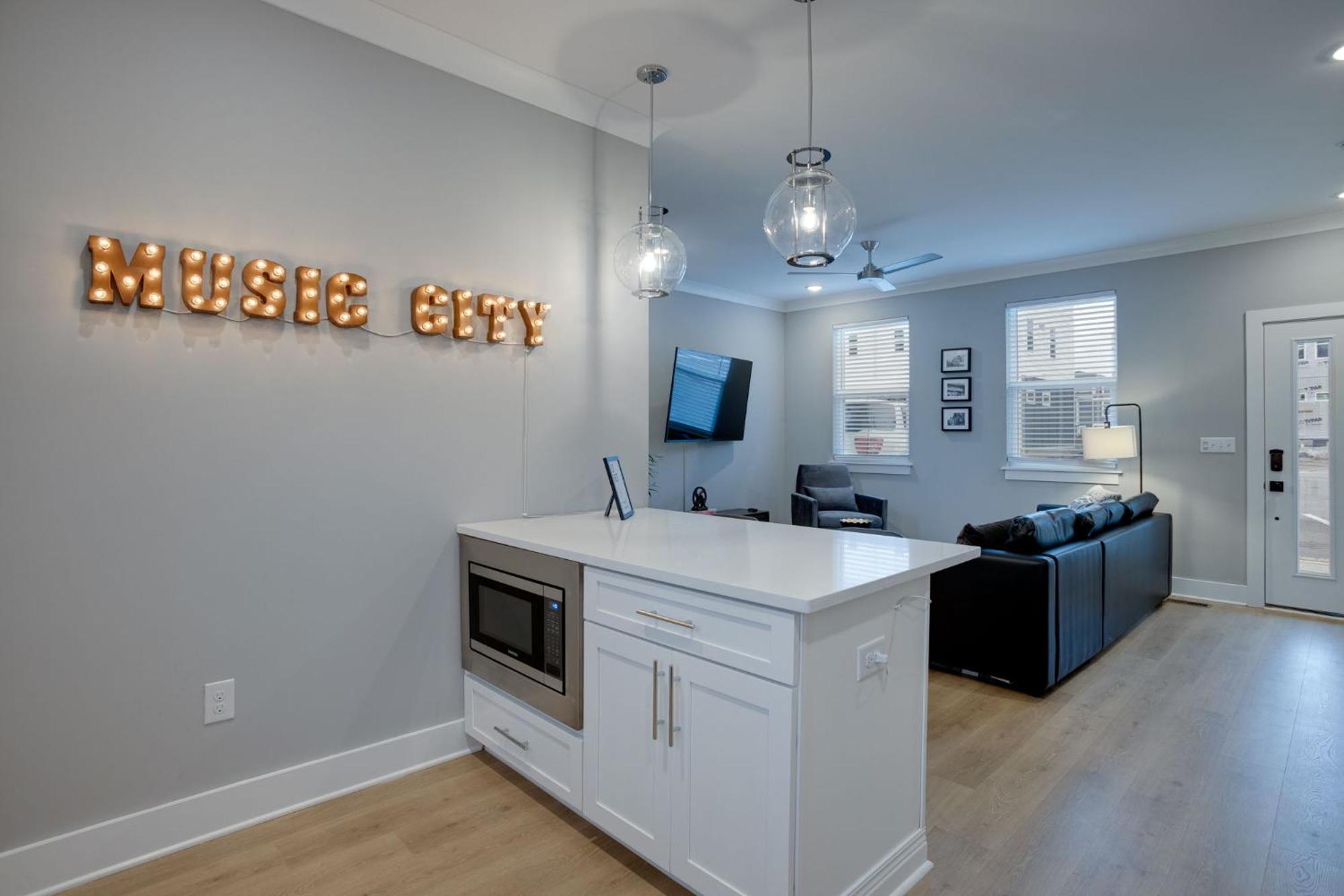 Modern Townhome, 10min To Downtown! 8min To Grand Ole Opry! Sleeps 8! Nashville