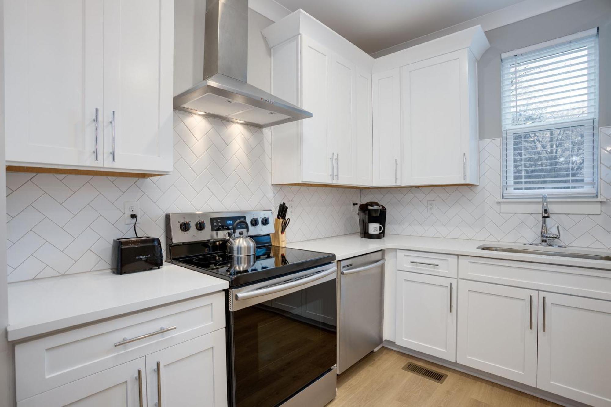 Modern Townhome, 10min To Downtown! 8min To Grand Ole Opry! Sleeps 8! * Nashville