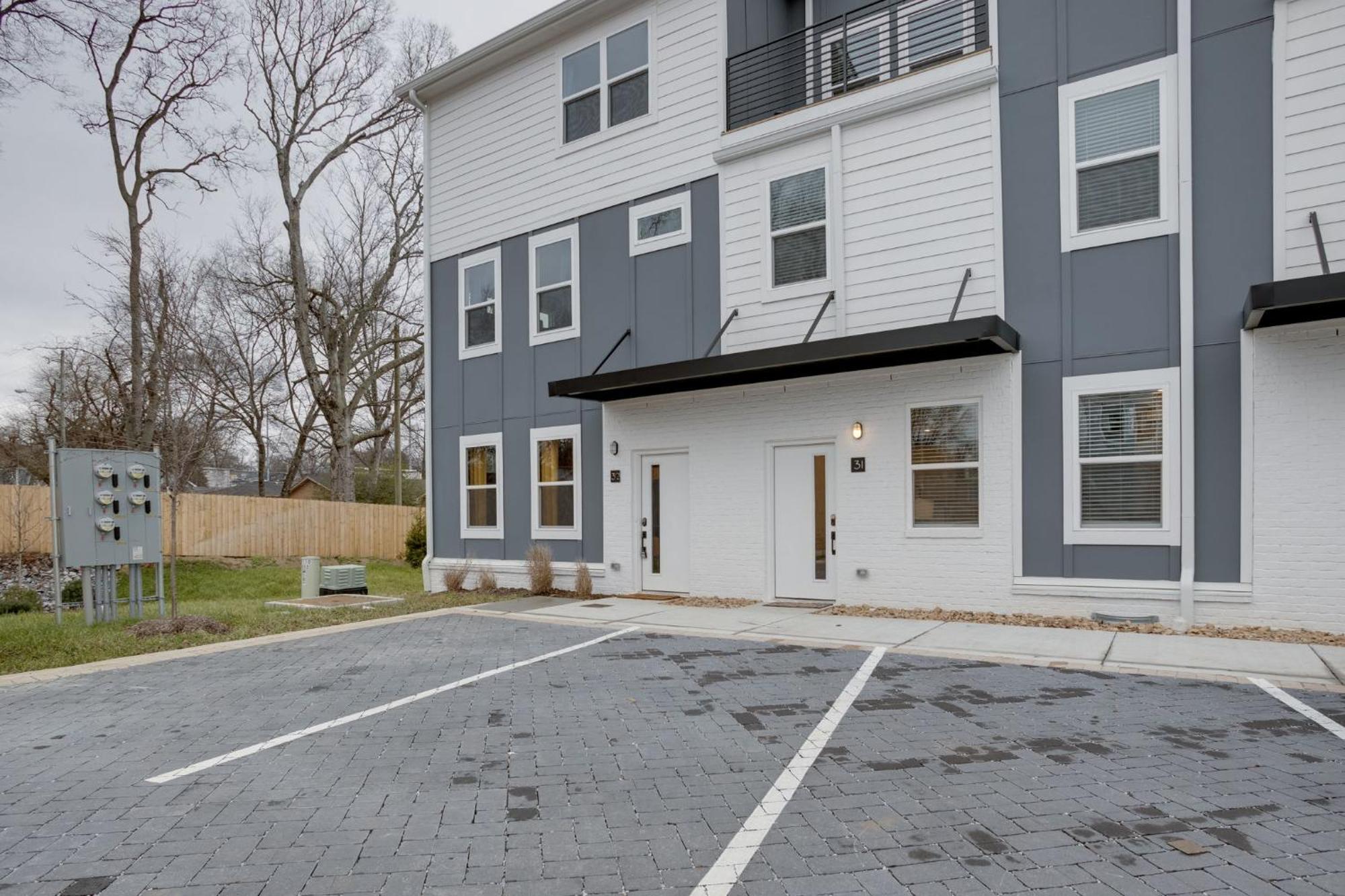 Holiday home Modern Townhome, 10min To Downtown! 8min To Grand Ole Opry! Sleeps 8! *
