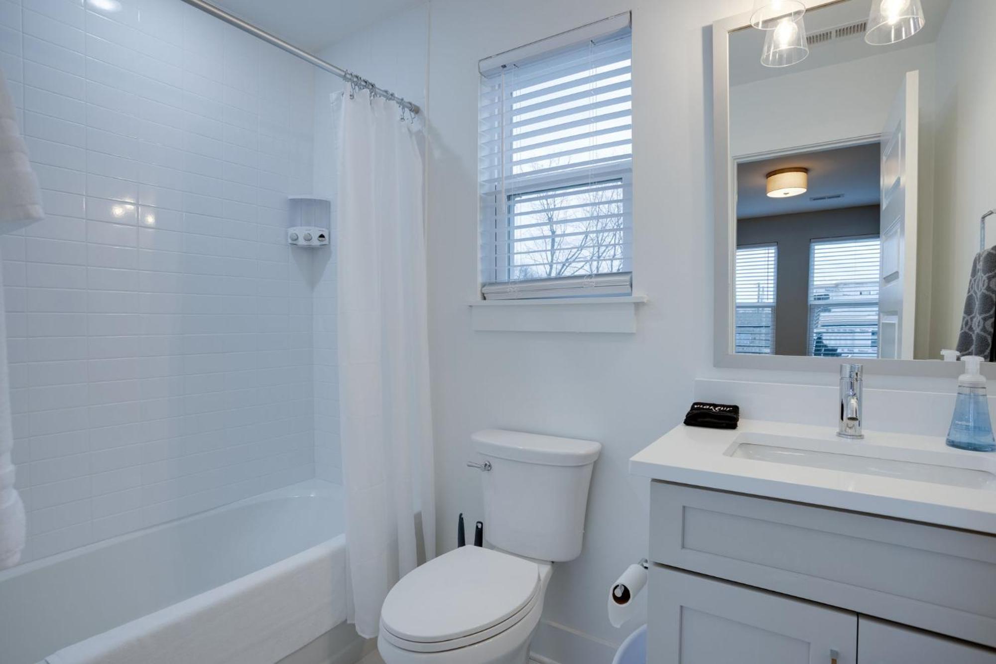 Modern Townhome, 10min To Downtown! 8min To Grand Ole Opry! Sleeps 8! * Nashville