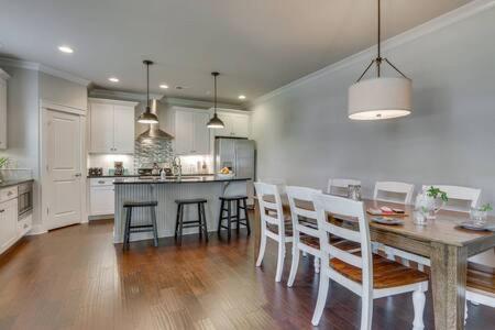 Luxury Homes For Large Groups *