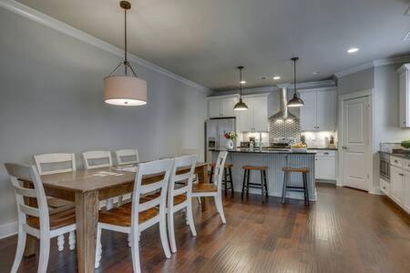 Luxury Homes For Large Groups *