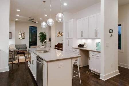 Luxury Twin Homes In Nashville's Gulch Holiday home