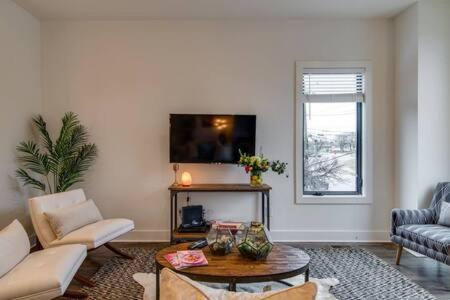 Luxury Twin Homes In Nashville's Gulch Holiday home *