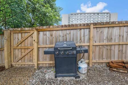 Blue - 2 Bedroom And Mins To Broadway