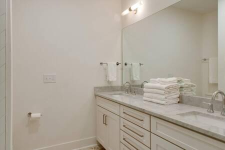 Luxury Steps From The Gulch *