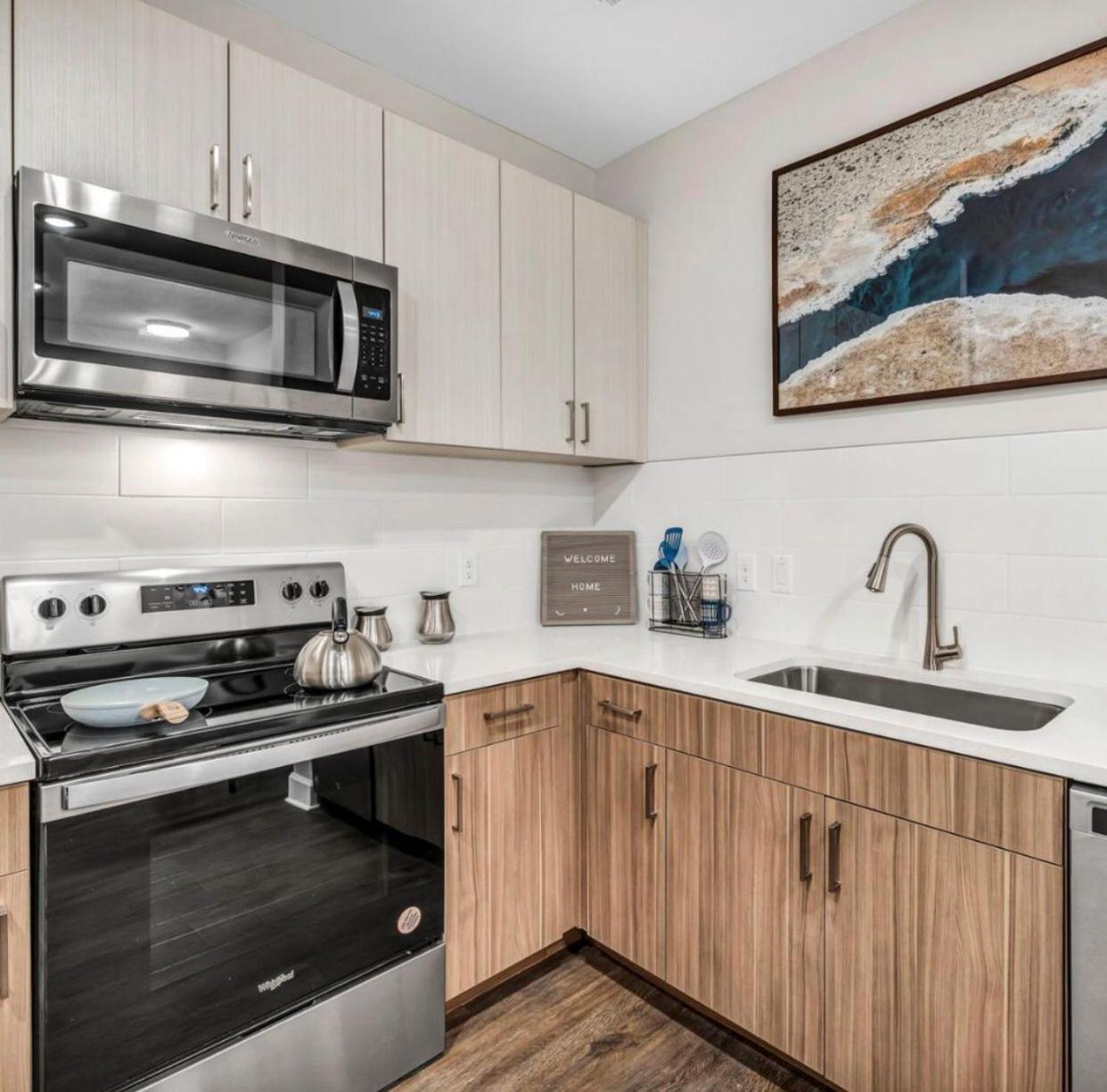 Spacious Castle W Gym Pool Free Parking I Walk To Dowtown N Broadway Apartment