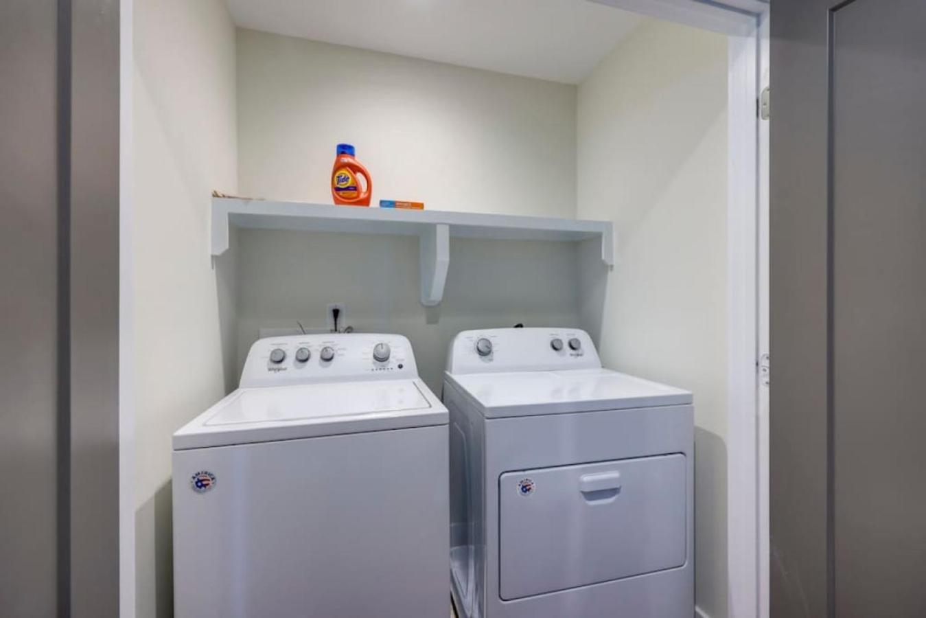 Holiday home Modern Townhome, Large Game Room, 10min To Downtown! Sleeps 10! Nashville