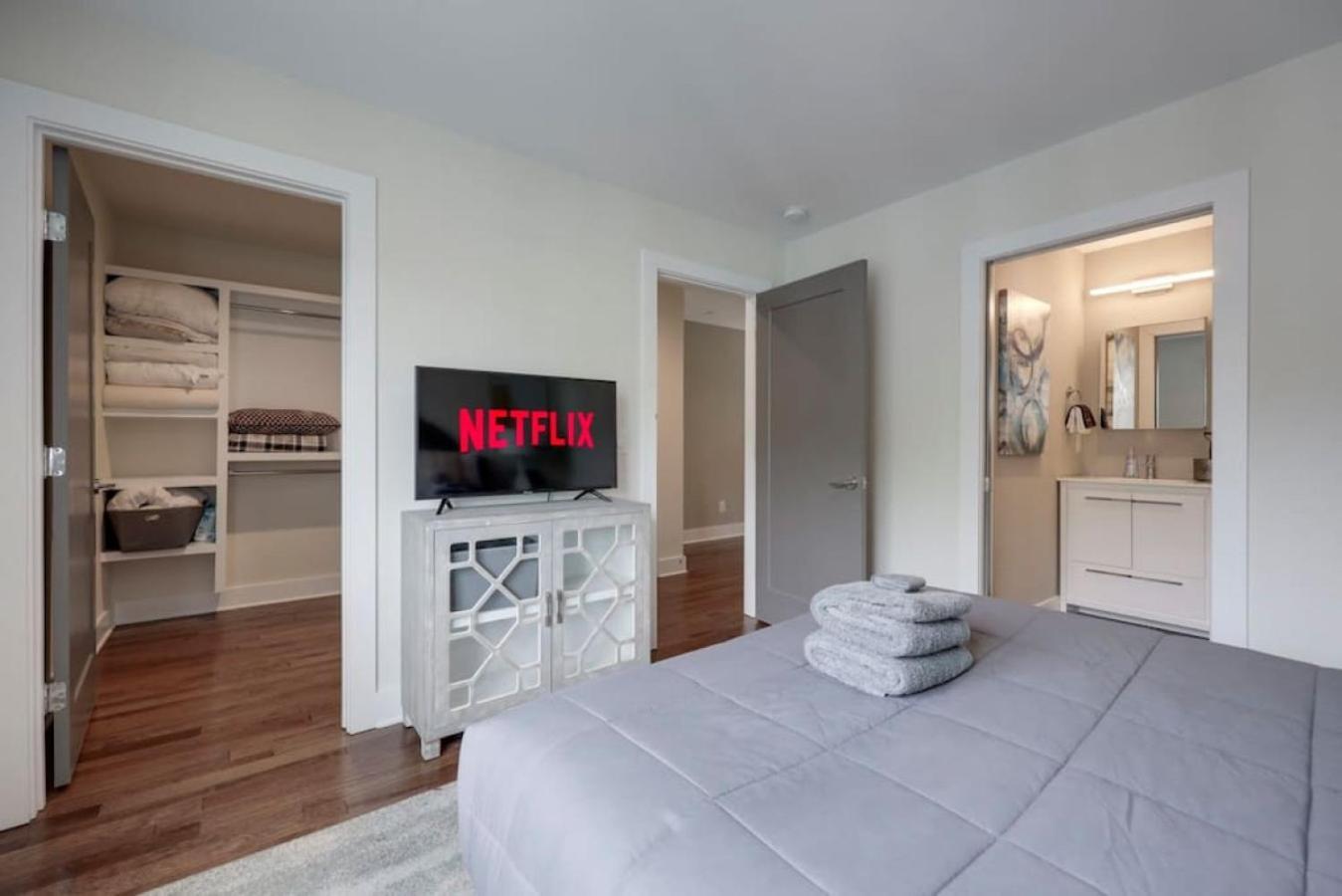 Modern Townhome, Large Game Room, 10min To Downtown! Sleeps 10! * Nashville