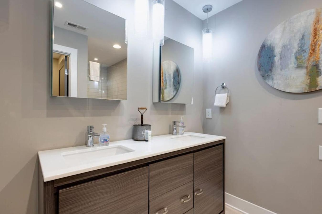 Holiday home Modern Townhome, Large Game Room, 10min To Downtown! Sleeps 10! *