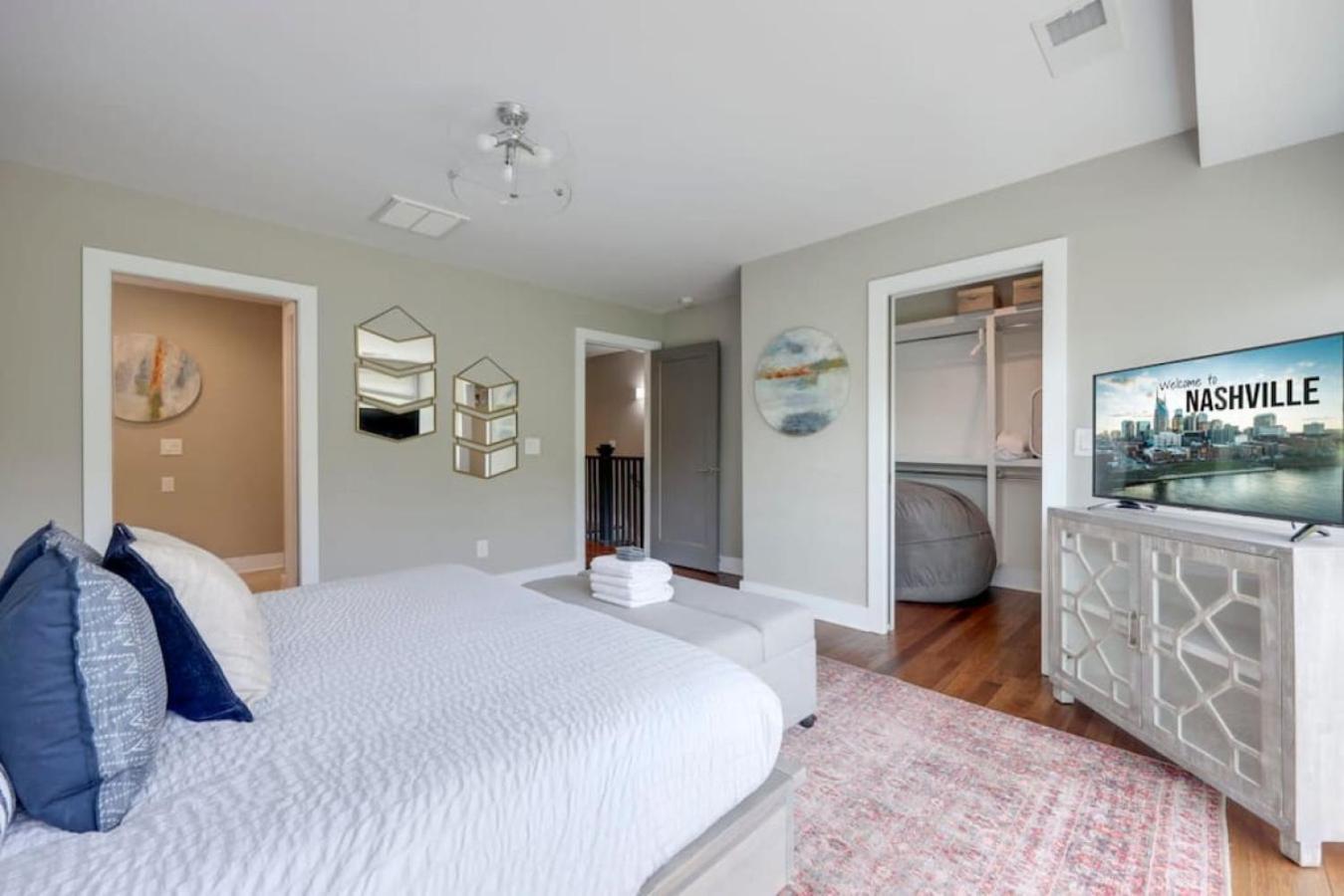 Holiday home Modern Townhome, Large Game Room, 10min To Downtown! Sleeps 10! Nashville