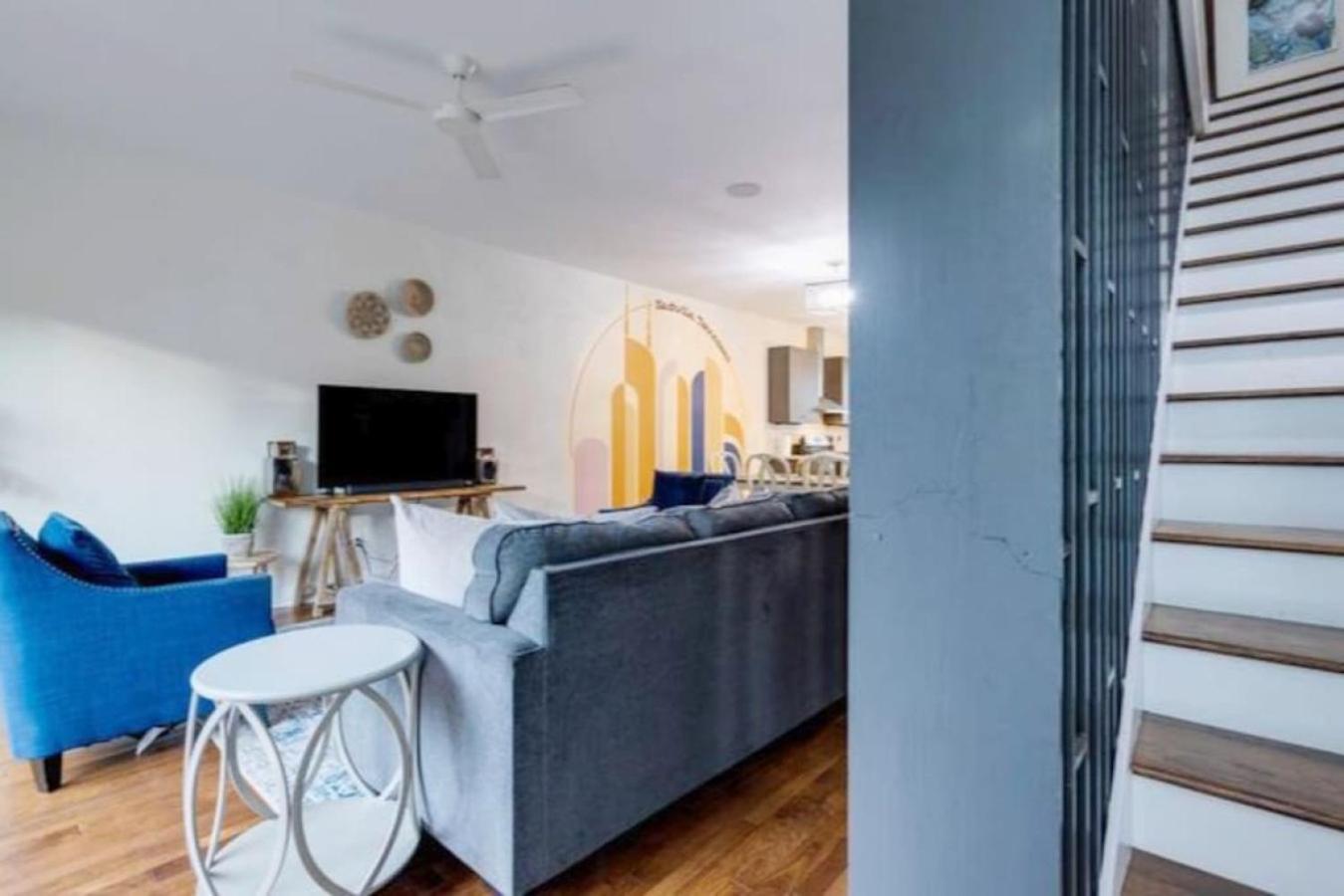 Modern Townhome, Large Game Room, 10min To Downtown! Sleeps 10! *