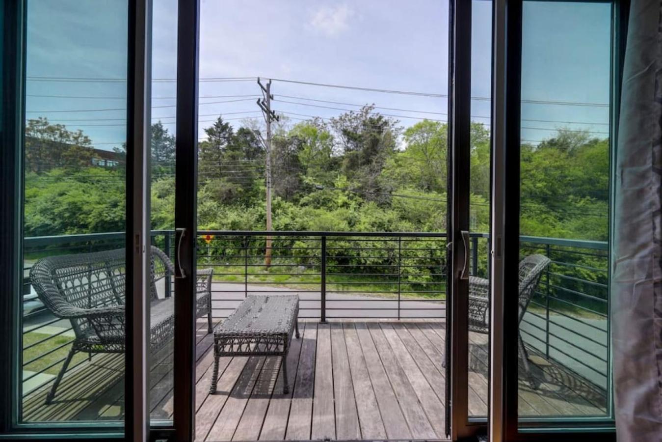 Modern Townhome, Large Game Room, 10min To Downtown! Sleeps 10! Holiday home