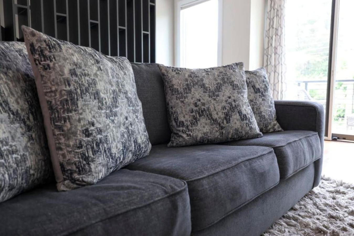 Modern Townhome, Large Game Room, 10min To Downtown! Sleeps 10! * Nashville
