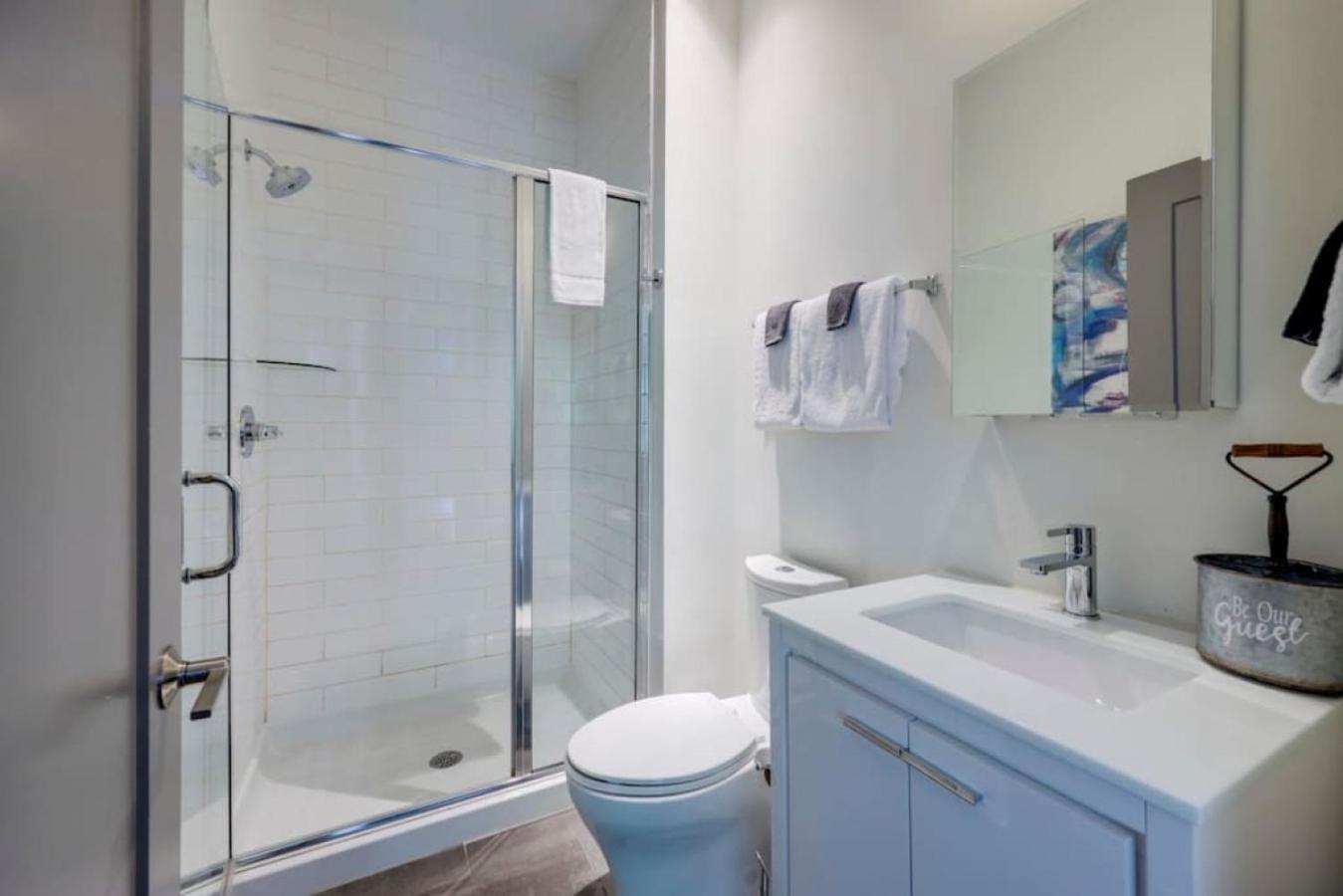 Modern Townhome, Large Game Room, 10min To Downtown! Sleeps 10! *