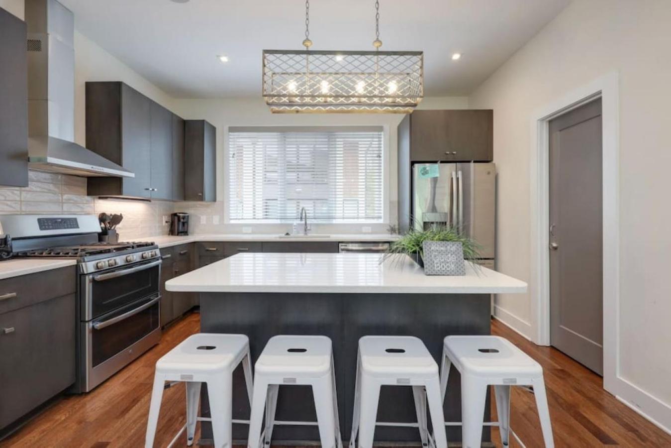 Modern Townhome, Large Game Room, 10min To Downtown! Sleeps 10! * Nashville