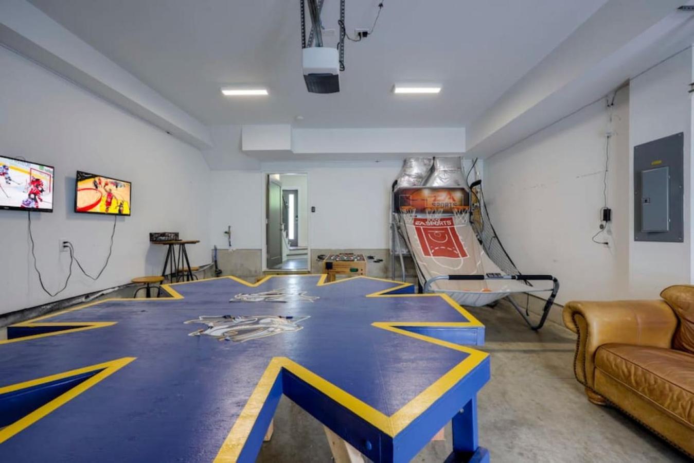 Modern Townhome, Large Game Room, 10min To Downtown! Sleeps 10!