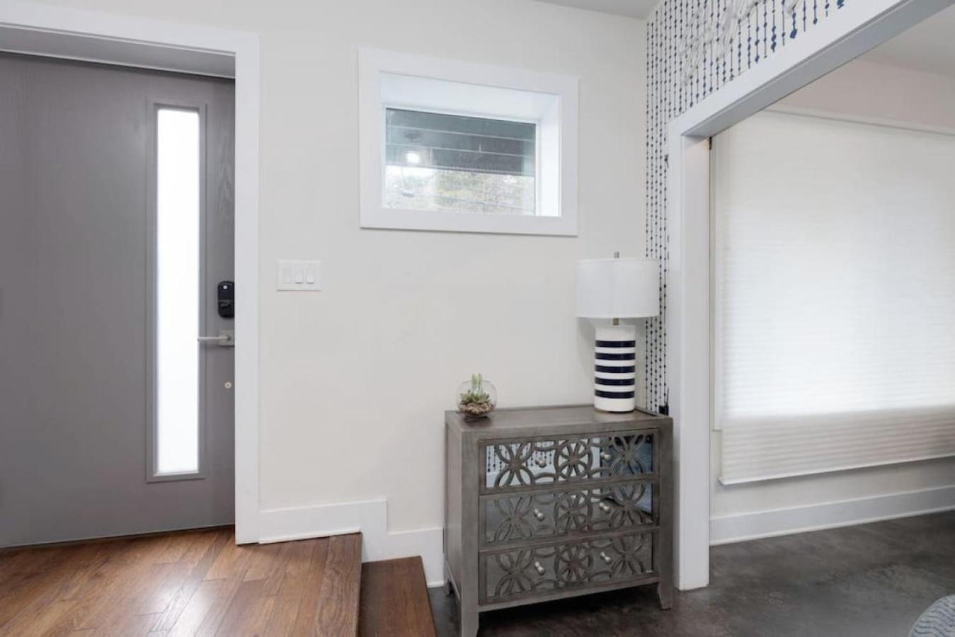 Modern Townhome, Large Game Room, 10min To Downtown! Sleeps 10! Holiday home *