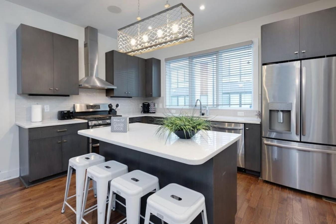Holiday home Modern Townhome, Large Game Room, 10min To Downtown! Sleeps 10! Nashville