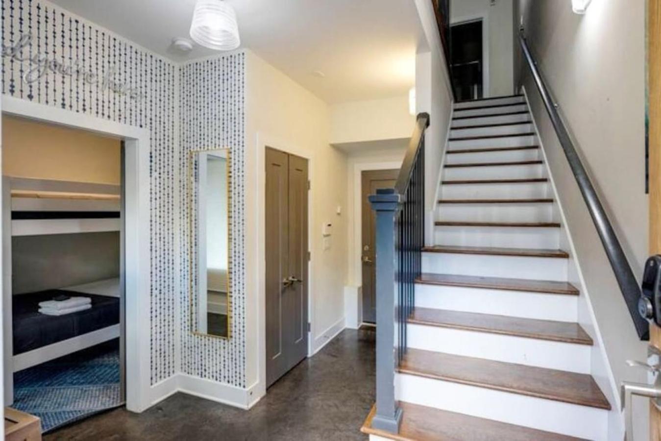 Holiday home Modern Townhome, Large Game Room, 10min To Downtown! Sleeps 10!