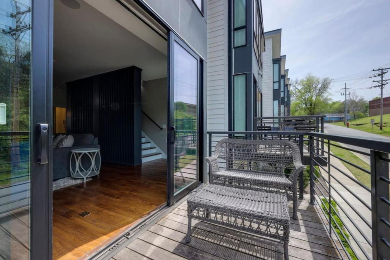 Modern Townhome, Large Game Room, 10min To Downtown! Sleeps 10! Holiday home Nashville