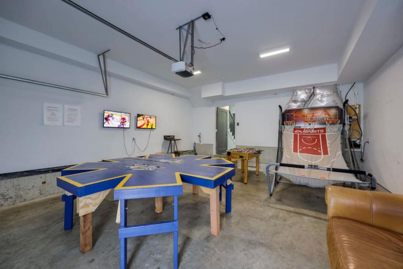 Modern Townhome, Large Game Room, 10min To Downtown! Sleeps 10! Nashville