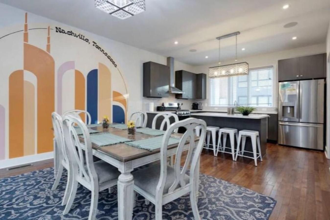 Modern Townhome, Large Game Room, 10min To Downtown! Sleeps 10! *