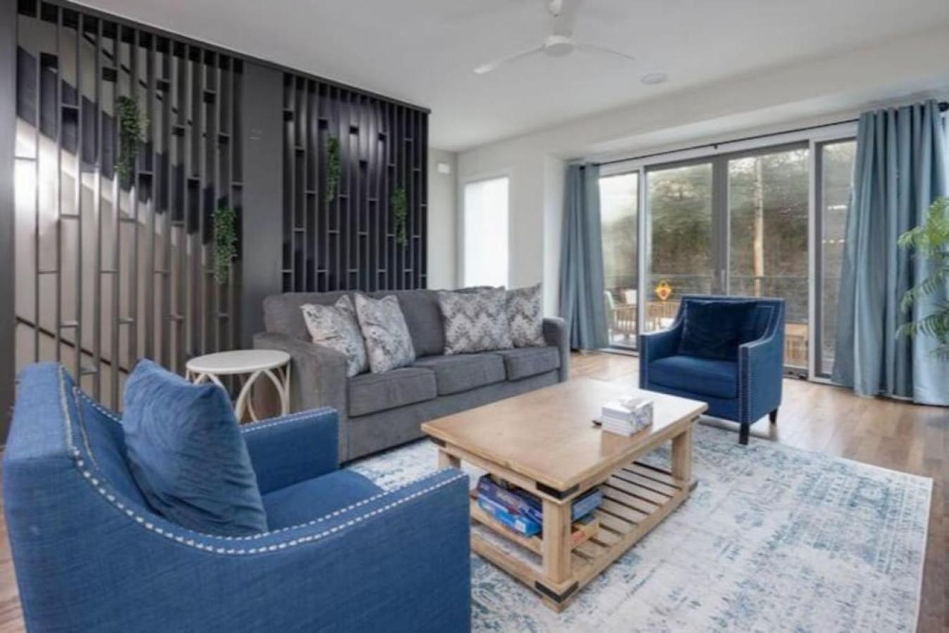 Modern Townhome, Large Game Room, 10min To Downtown! Sleeps 10!