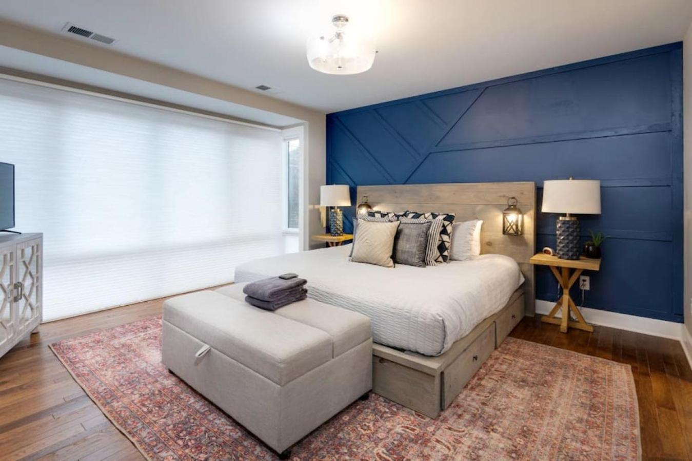 Modern Townhome, Large Game Room, 10min To Downtown! Sleeps 10! Holiday home *