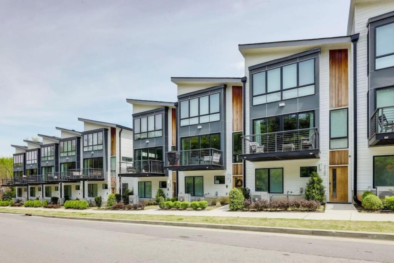 Modern Townhome, Large Game Room, 10min To Downtown! Sleeps 10! Nashville