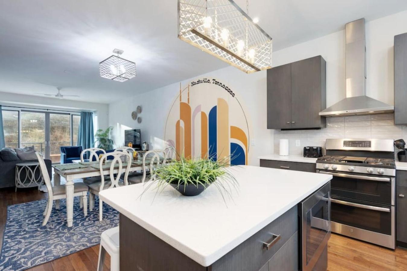 Holiday home Modern Townhome, Large Game Room, 10min To Downtown! Sleeps 10!