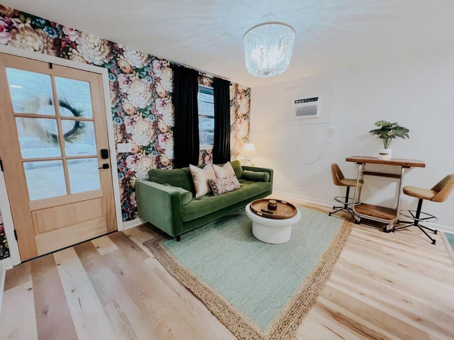 Apartment Dreami East - 2br Retreat With Cozy Patio And Mini Golf