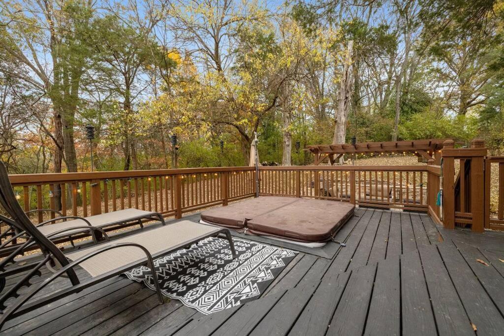 Hillside Hot Tub Hideaway! King Bed / Fire Pit Holiday home *