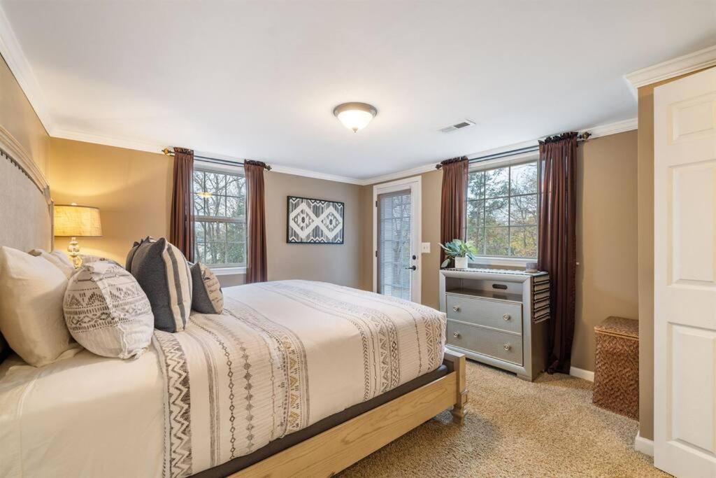 Hillside Hot Tub Hideaway! King Bed / Fire Pit Holiday home Nashville