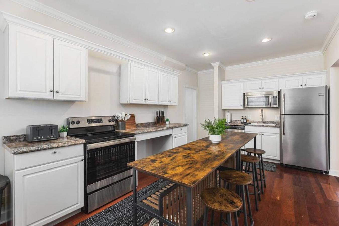 Platinum On Music Row Renovated And Near Downtown Apartment