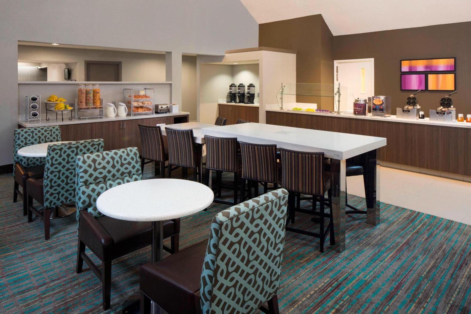 Hotel By Marriott Airport 3*