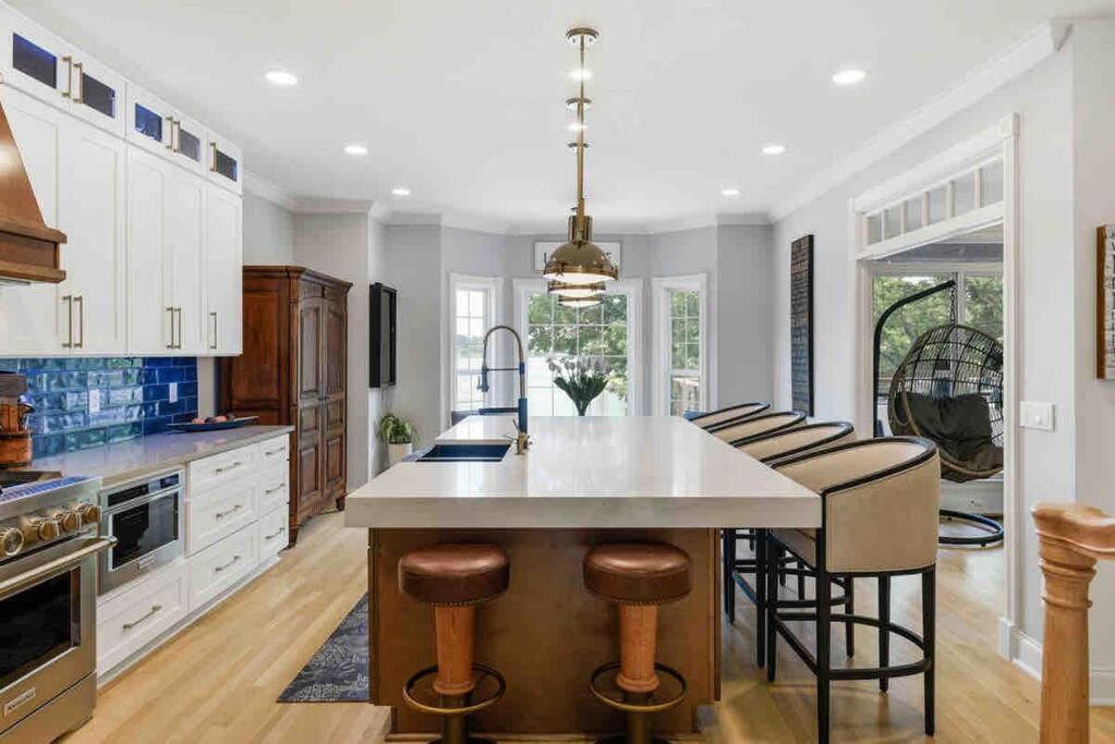 Luxury@lake Mansion Pool/hot Tub For Discerning Tastes Holiday home Nashville